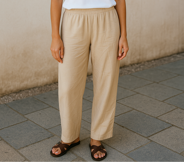 Femme portant un pantalon beige en coton à taille élastique, style décontracté et modeste, taille unique du S au XL
