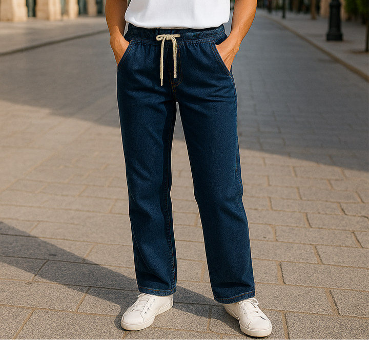 Femme portant un jean bleu foncé en coton stretch avec taille élastique et cordon, coupe droite, disponible du S au XL