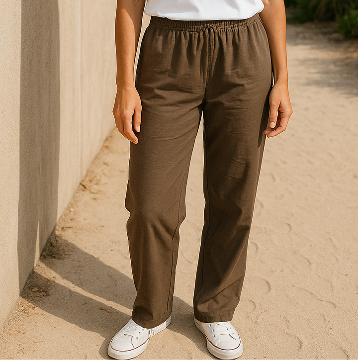 Femme portant un pantalon droit marron à taille élastique, style décontracté et modeste, taille unique du S au XL.