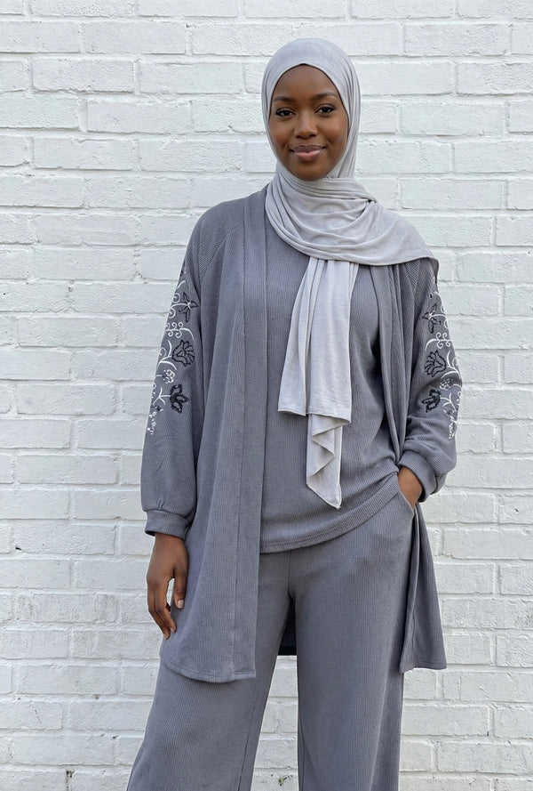 Ensemble Hiver Modeste 3 Pièces : Gilet Brodé, Haut et Pantalon en Maille Côtelée