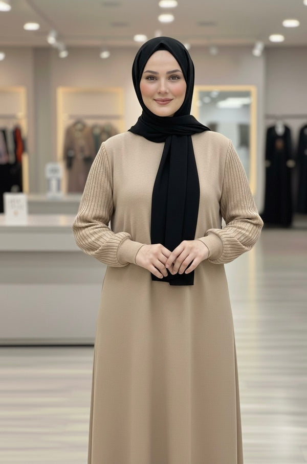 Élégante Robe d'Hiver en Tricot Beige avec Manches Texturées