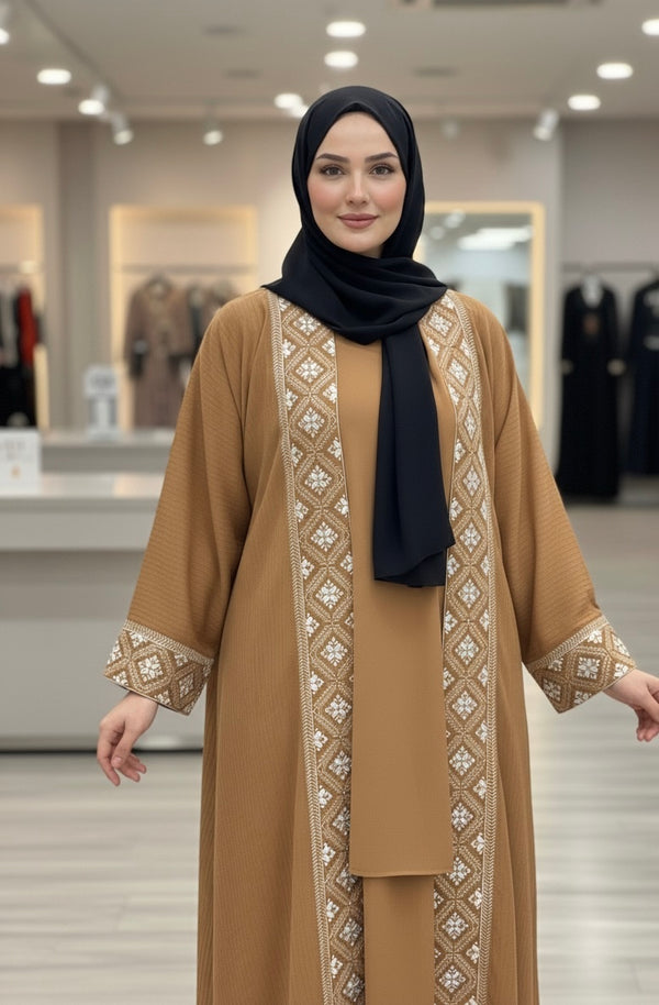 Abaya d’hiver couleur camel avec broderies géométriques élégantes
