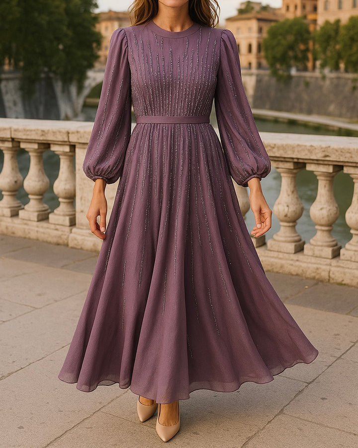 Robe longue modeste en mousseline lavande avec broderie verticale argentée et manches bouffantes, parfaite pour les femmes voilées.