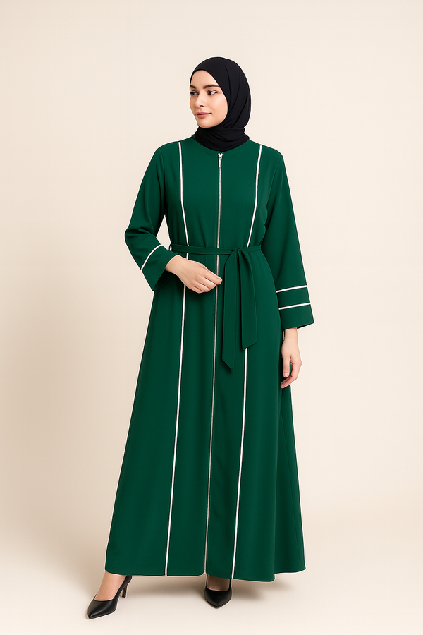 Femme hijabi portant une abaya verte émeraude sport chic avec rayures blanches et ceinture ajustable, style moderne et élégant.