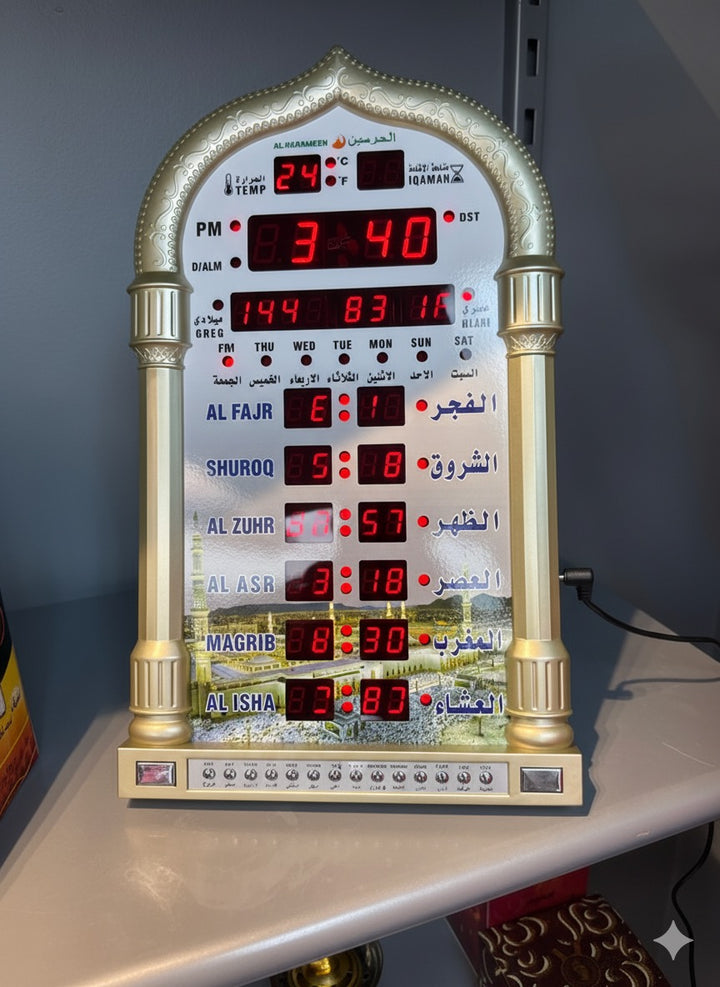Horloge digitale Azan dorée affichant les horaires de prière (Fajr, Shurooq, Dhuhr, Asr, Maghrib, Isha), température intérieure et calendrier hégirien et grégorien. Fonctionne à l’électricité ou avec des piles.
